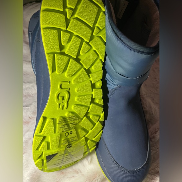 NEW WITHOUT BOX !! UGG Weather boots size 6 big kid - Picture 3 of 4